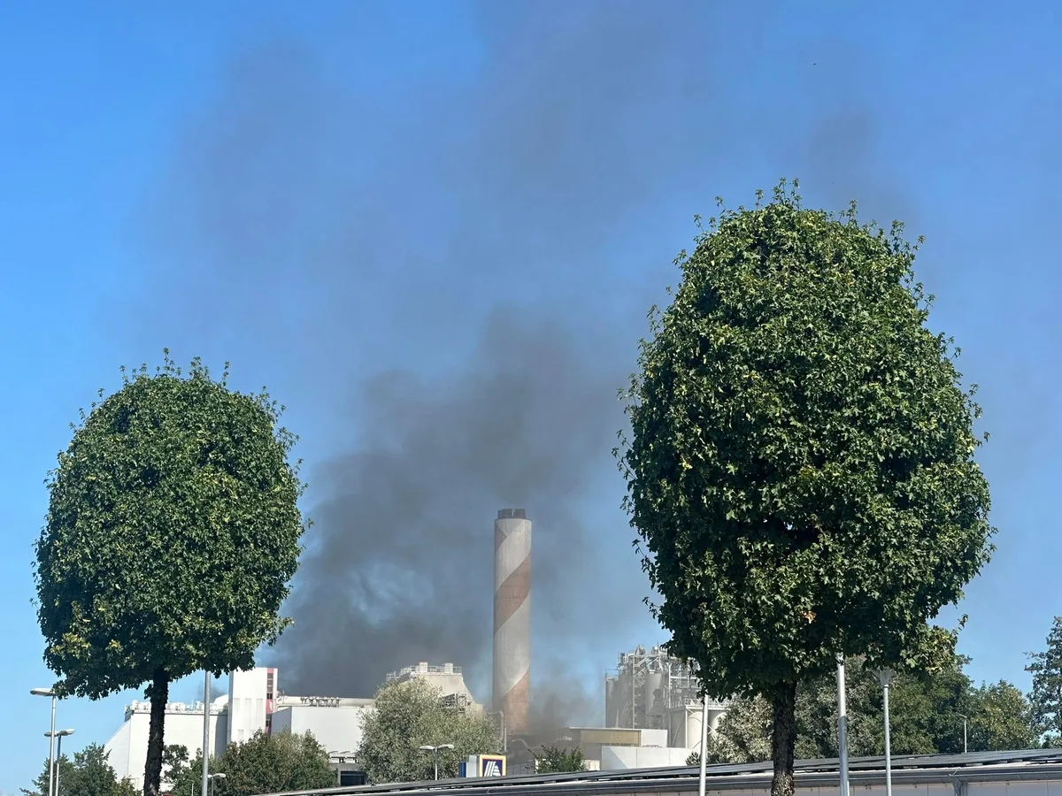 Auf dem Areal der Kezo war am Mittwochmorgen ein Brand ausgebrochen. Über der Kezo in Hinwil steigt Rauch auf.